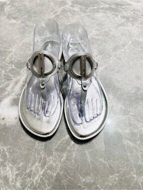DKNY Platinum Medallion  Thong Sandals Flat T-Strap SZ 9 White Toe Friendly Chic